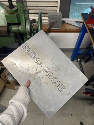 Plaque "Prime Facie" finale faite par la découpeuse jet d'eau