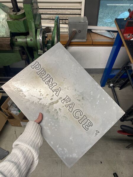 Fichier:Plaque "Prima Facie" finale.jpg