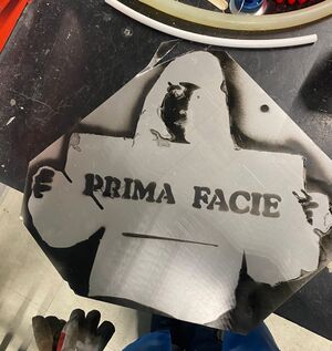 Découpe avec l'aide d'un pochoir peint à la bombe