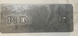 Résultat du premier essai à la découpeuse jet d'eau avec une plaque de 2cm d'épaisseur qui s'est soldé par un échec à cause des problèmes de la machine