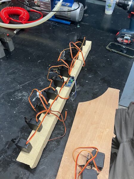 Fichier:Photo banc de servomoteurs.jpg