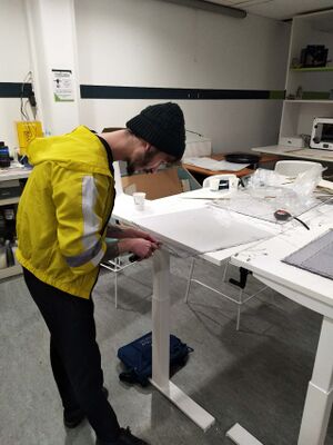 Art Sciences 2023-2024 E1 image6 lissage du plexiglass.jpg