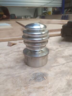 Le poids du fléau en forme de cuillère à miel. Ce dernier n'est pas séparer de la partie brut dont la machine avait besoin pour tenir la pièce.